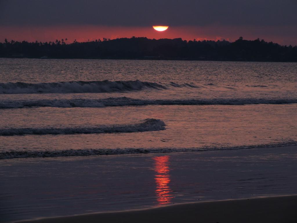 Beach Corner Hotel Weligama Exterior photo